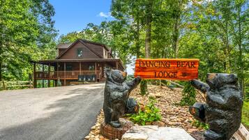 Huis, Meerdere bedden (Dancing Bear Lodge) | Terrein van de accommodatie