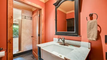 House, Multiple Beds (Mossy Brook Lodge) | Bathroom