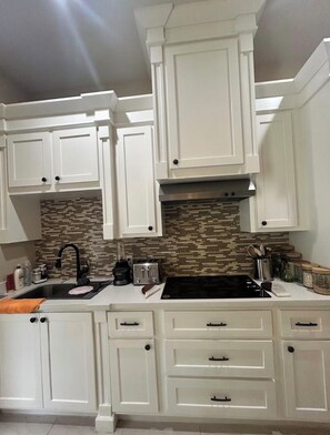 Fridge, microwave, stovetop, toaster - Cozy 1-bedroom house in gorgeous Edinburg with private pool and spa (Edinburg)