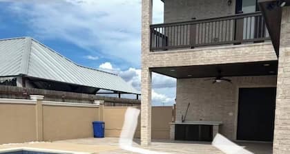 Cozy 1-bedroom house in gorgeous Edinburg with private pool and spa