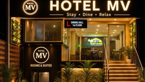 Entrada de hotel con un letrero que indica el comedor en el primer piso.