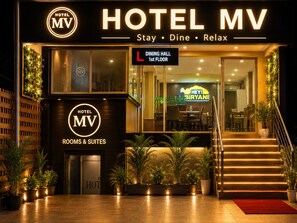 Outdoor dining - HOTEL MV (Hyderabad)