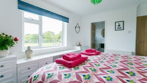 Iron/ironing board, travel cot, free WiFi, bed sheets - Swn y Mor Bach - sleeps 6 guests  in 3 bedrooms (Criccieth)
