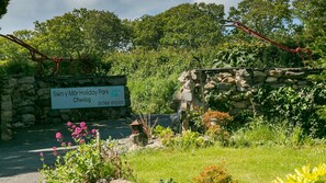 Property grounds - Swn y Mor Bach - sleeps 6 guests  in 3 bedrooms (Criccieth)