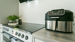 Fridge, microwave, oven, dishwasher - Swn y Mor Bach - sleeps 6 guests  in 3 bedrooms (Criccieth)