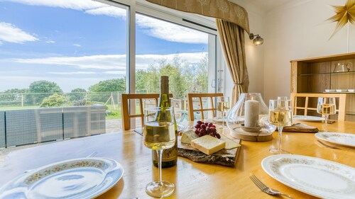 Swn y Mor Bach - sleeps 6 guests  in 3 bedrooms
