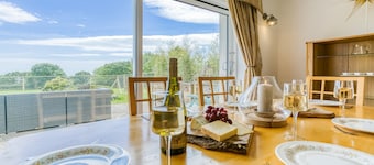 Swn y Mor Bach - sleeps 6 guests in 3 bedrooms