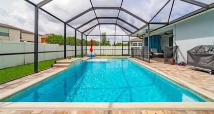 Tampa Sunshine Oasis / Heated Saltwater Pool / 4Bed, 3Bath / Sleeps 10 / Fenced