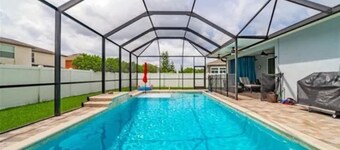 Tampa Sunshine Oasis / Heated Saltwater Pool / 4Bed, 3Bath / Sleeps 10 / Fenced