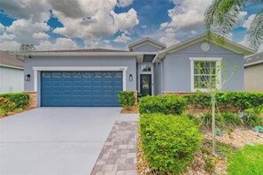 Exterior - Tampa Sunshine Oasis / Heated Saltwater Pool / 4Bed, 3Bath / Sleeps 10 / Fenced (Tampa)