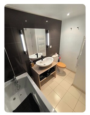 Hair dryer, toilet paper - Vrbo Property (Jausiers)