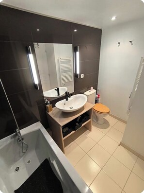 Hair dryer, toilet paper - Vrbo Property (Jausiers)