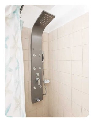 Een douche, handdoeken, zeep, toiletpapier