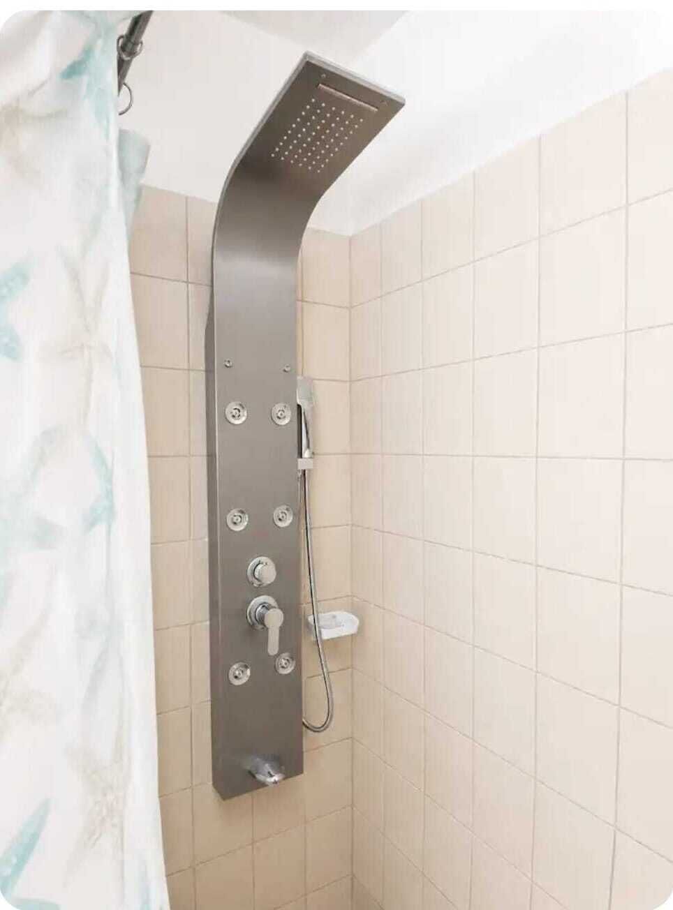 シャワー、タオル、石鹸、トイレットペーパー