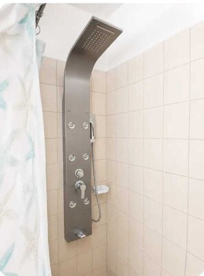 Douche, serviettes fournies, savon, papier toilette