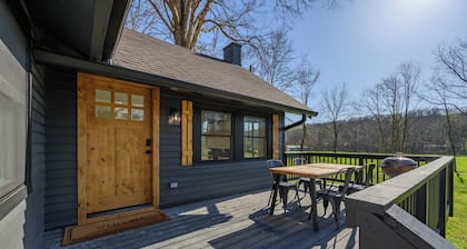 Copper Hill Bungalow - Private 2-bedroom bungalow with a Hot Tub!