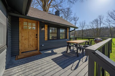 Copper Hill Bungalow - Private 2-bedroom bungalow with a Hot Tub!