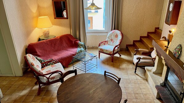 Fireplace, books - Vrbo Property (Brusque)