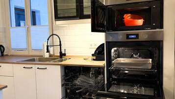 Frigorifero, microonde, forno, piano cottura