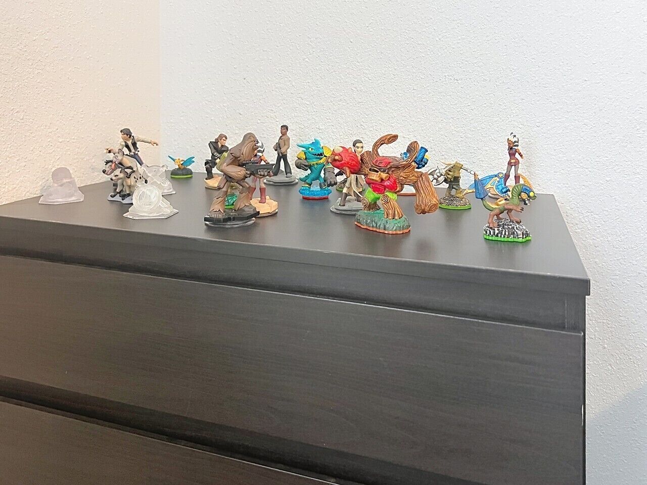 Eine Sammlung von Figuren auf einer dunklen Oberfläche.