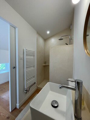 Bathroom - Luddite Lodge (Chatte)