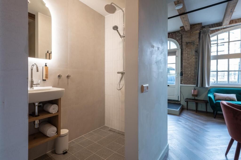 Standard Studio | Bathroom