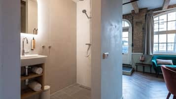 Standard Studio | Bathroom