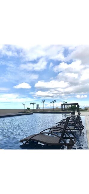 Outdoor pool - Dreamy Luxury Suite in City Center | Partial Sea View | 5★ Hotel Vibes (Cebu City)