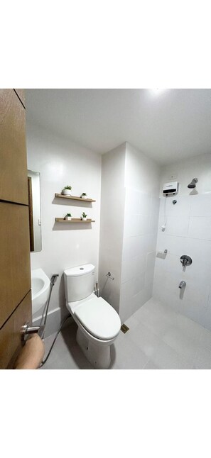 Hair dryer, towels, soap, toilet paper - Dreamy Luxury Suite in City Center | Partial Sea View | 5★ Hotel Vibes (Cebu City)