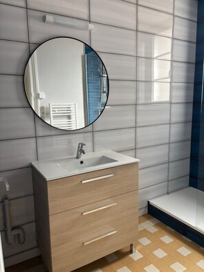 Shower, hair dryer, towels, soap - Vrbo Property (Blois)