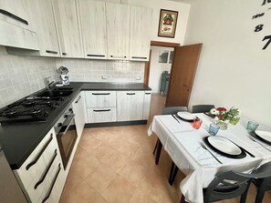 Fridge, microwave, oven, stovetop - Vrbo Property (San Benedetto Val di Sambro)