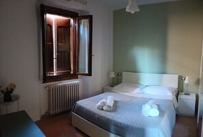 3 quartos, escrivaninha, ferros/tábuas de passar roupa, berço de viagem
