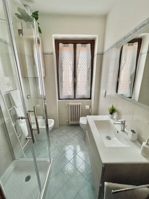 Hair dryer, bidet, towels, soap - Vrbo Property (San Benedetto Val di Sambro)