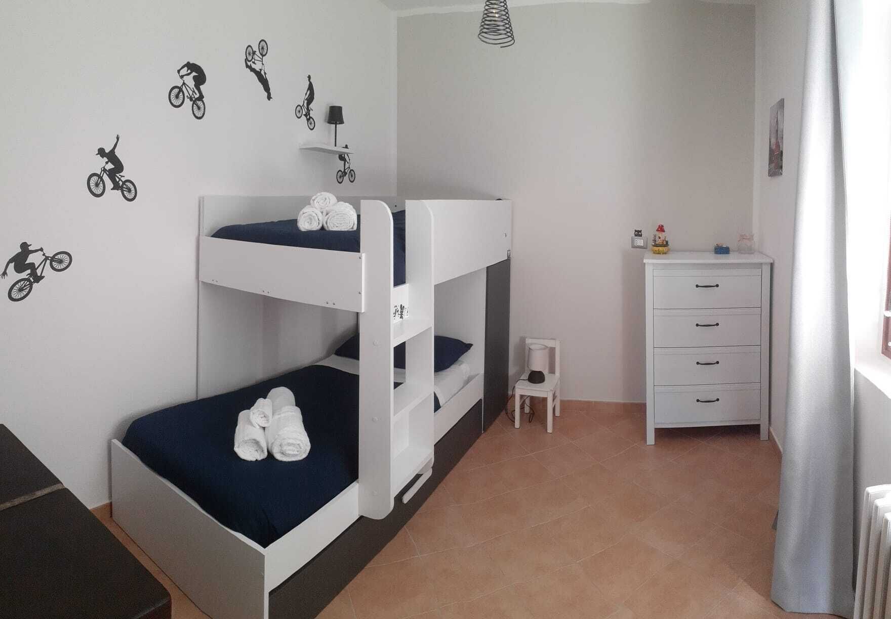 3 camere, una scrivania, ferro/asse da stiro, culla da viaggio