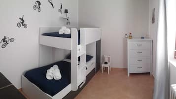 3 camere, una scrivania, ferro/asse da stiro, culla da viaggio