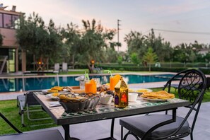 Outdoor dining - Villa Zahi (Tameslouht)