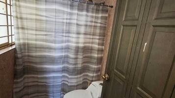 Dusj, hårføner, håndklær og såpe