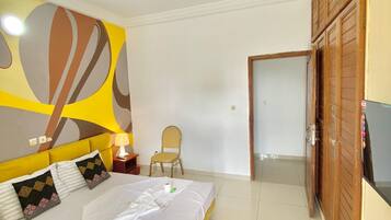 Laptop workspace, blackout curtains, iron/ironing board, free WiFi