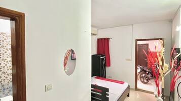 Comfort Studio, Garden View | Desk, laptop workspace, blackout drapes, iron/ironing board