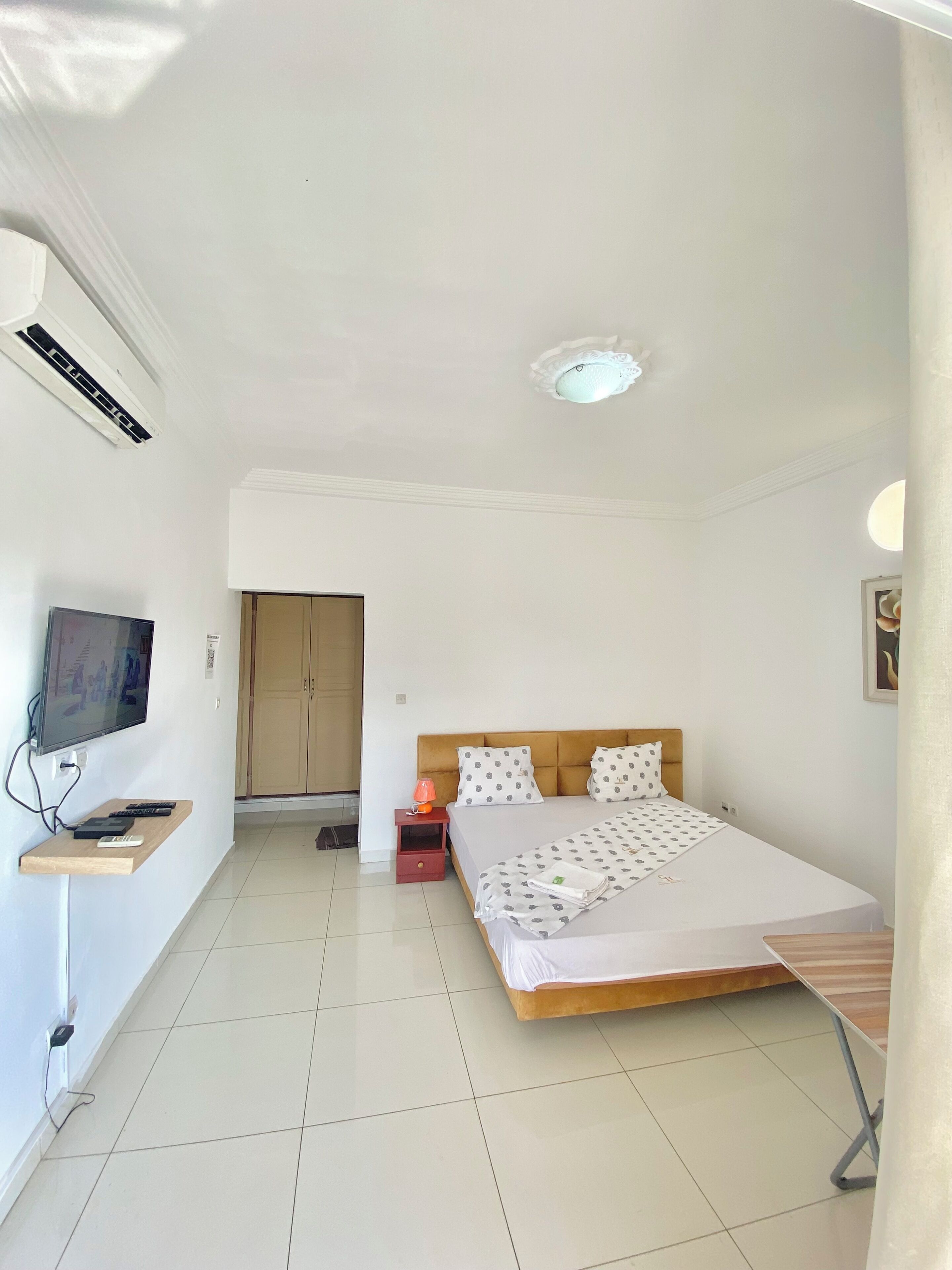 Laptop workspace, blackout curtains, iron/ironing board, free WiFi