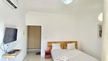 Laptop workspace, blackout curtains, iron/ironing board, free WiFi