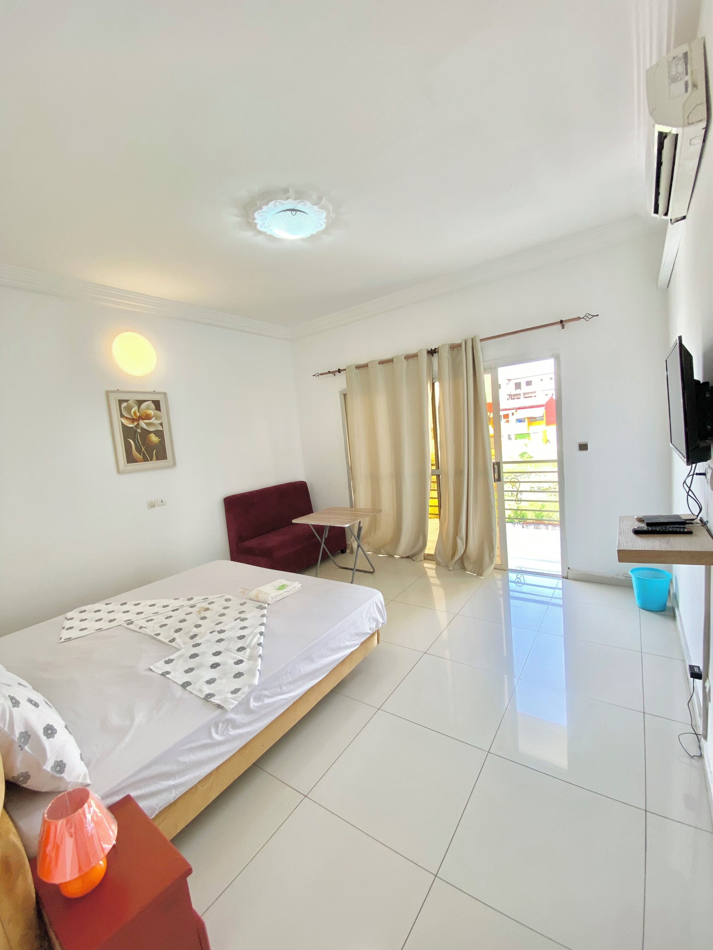 Laptop workspace, blackout curtains, iron/ironing board, free WiFi