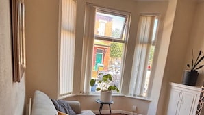 Una sala de estar con un sofá, una mesa de centro y una planta en maceta.