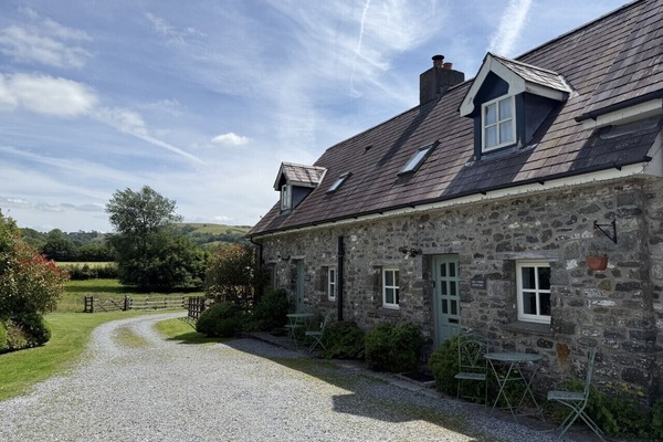 Buzzards Watch is the cottage to the right hand side