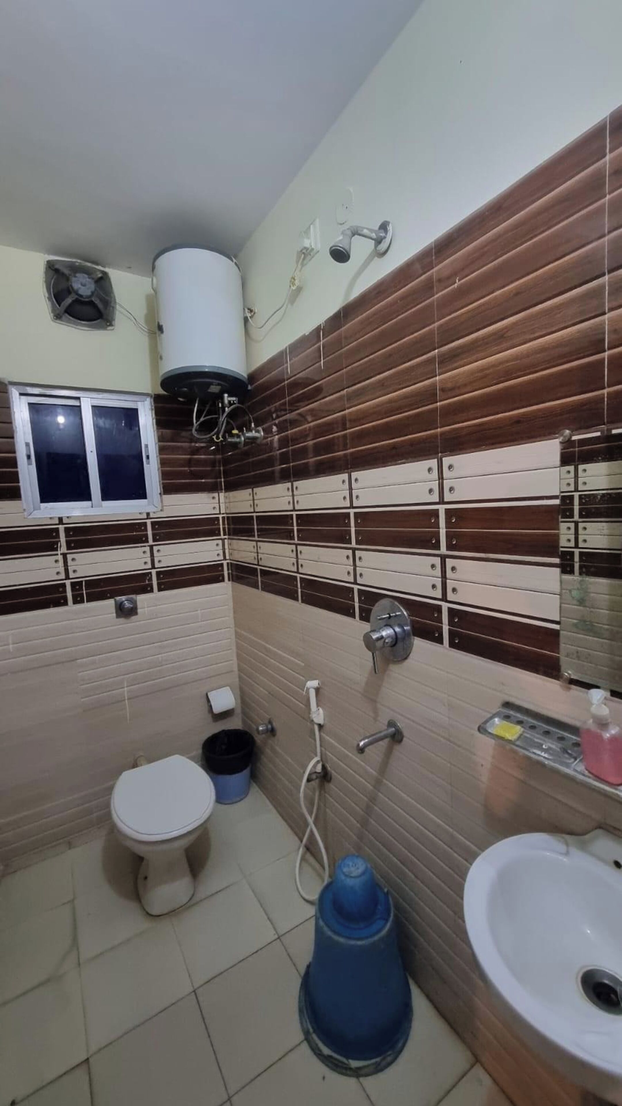 Luxury-Doppelzimmer, Stadtblick | Badezimmer | Dusche, kostenlose Toilettenartikel, Handtücher, Seife