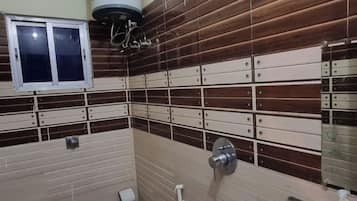 Quarto casal superluxo, vista para a cidade | Banheiro | Chuveiro, produtos de toalete grátis, toalhas de banho, sabonete