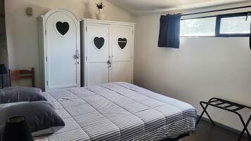 Iron/ironing board, WiFi, bed sheets