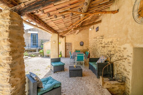 Holiday Home 'Gîte De L'harmonie À Entrechaux' with Mountain View, Wi-Fi and Air Conditioning