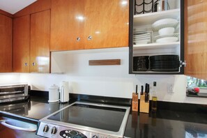 Private kitchen - 4/3 Intracoastal Pool Villa. Beaches/dtwn/airport (West Palm Beach)