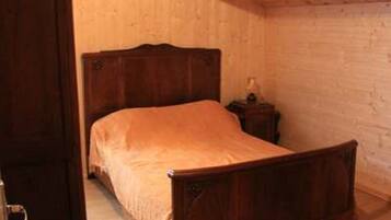 Tabla de planchar con plancha, wifi y ropa de cama